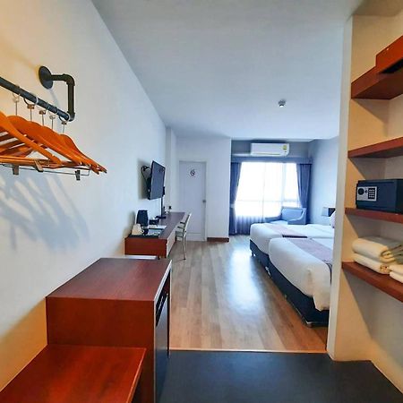 Comet Hotel Surat Thani Esterno foto