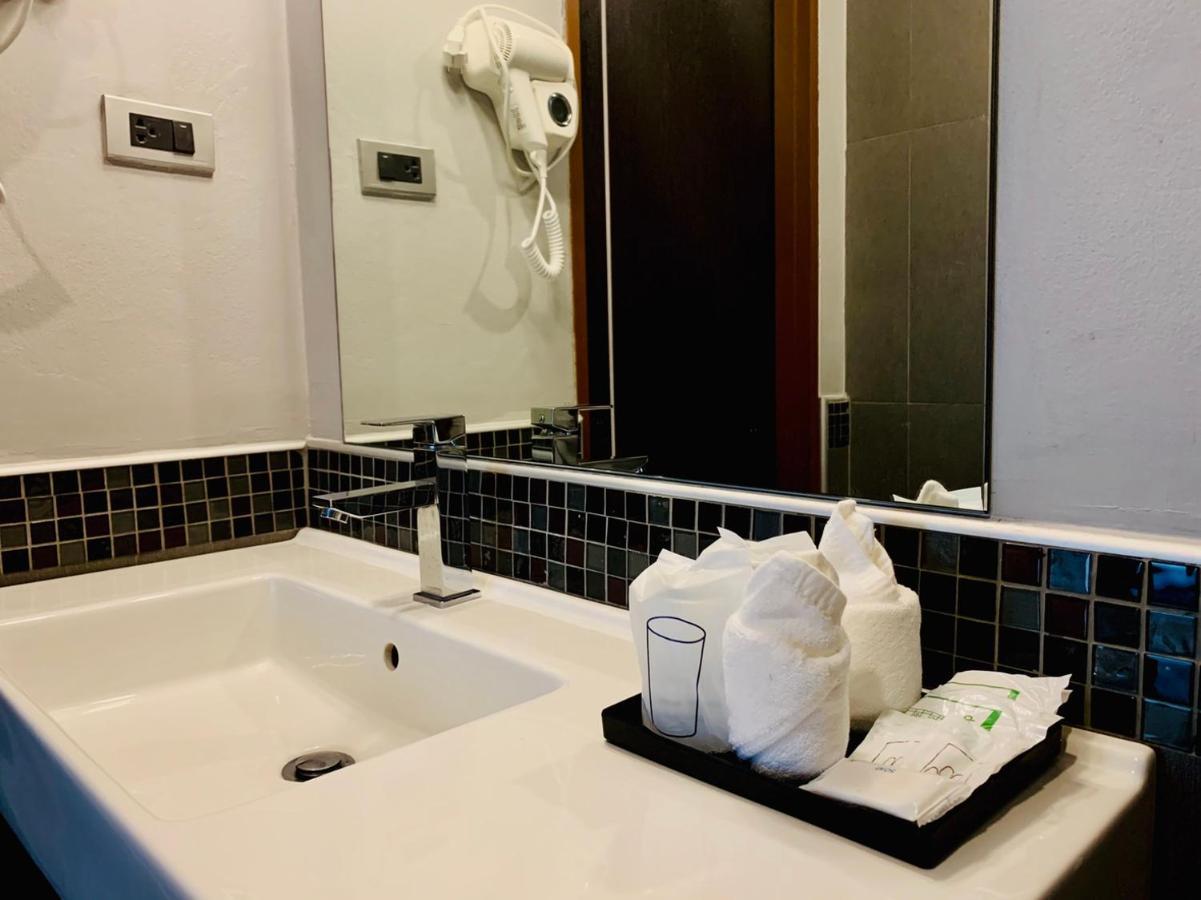 Comet Hotel Surat Thani Esterno foto