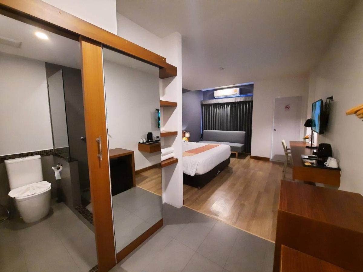 Comet Hotel Surat Thani Esterno foto