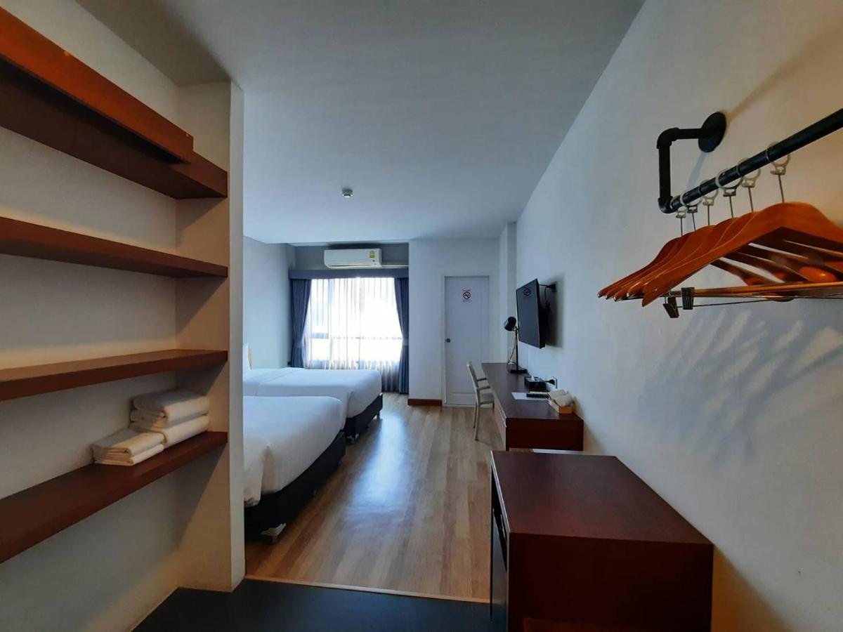 Comet Hotel Surat Thani Esterno foto