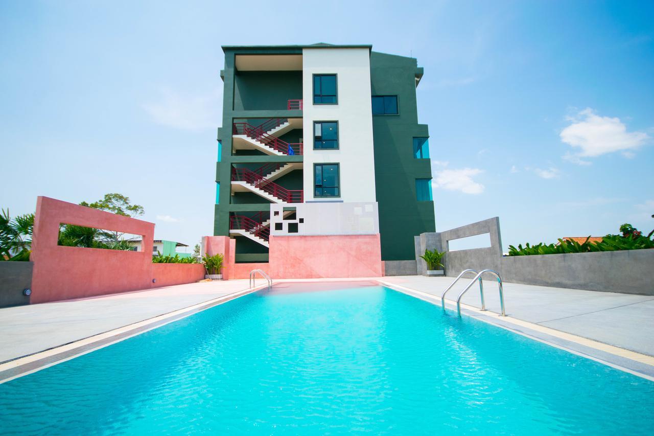Comet Hotel Surat Thani Esterno foto