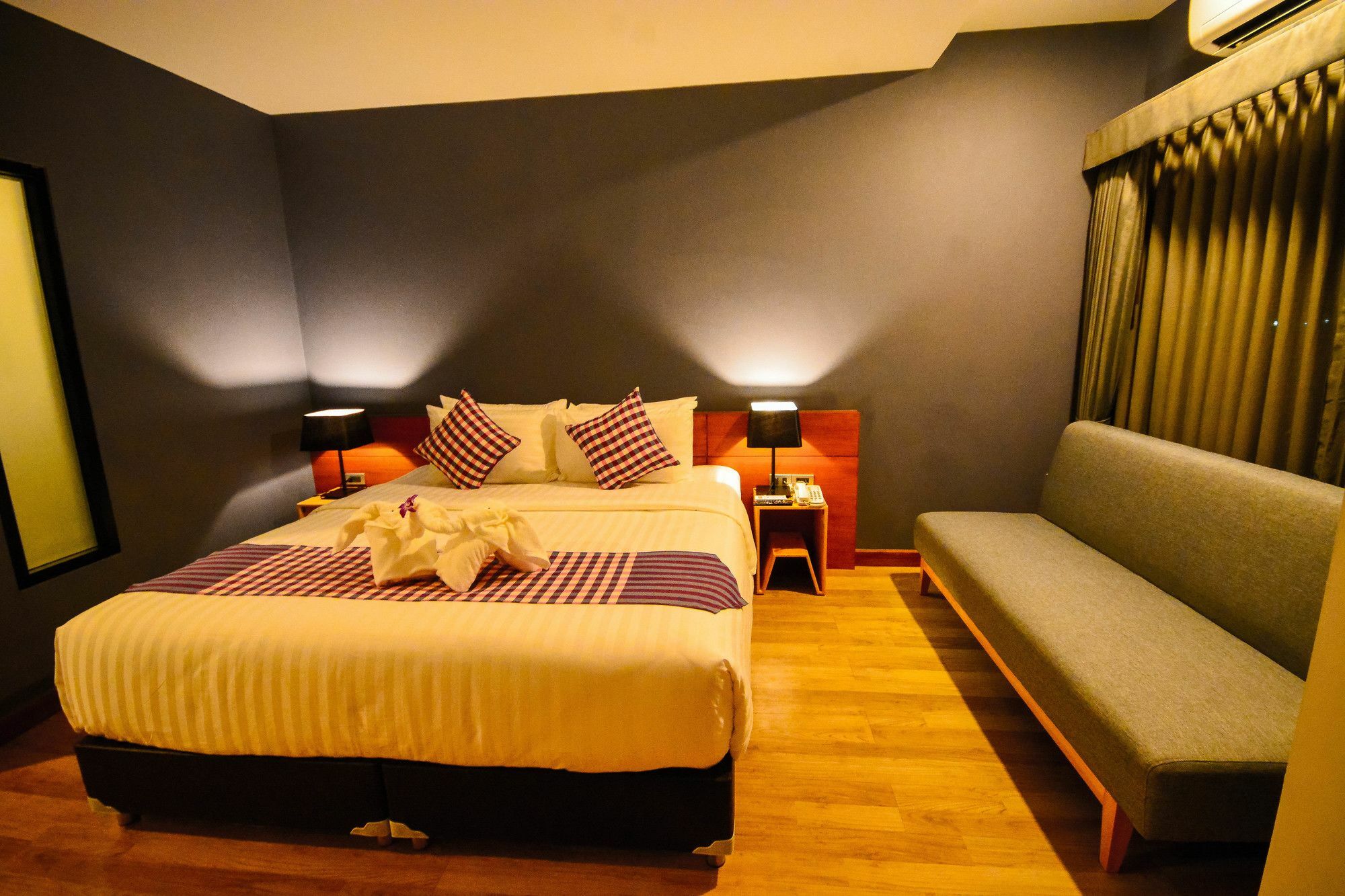 Comet Hotel Surat Thani Esterno foto