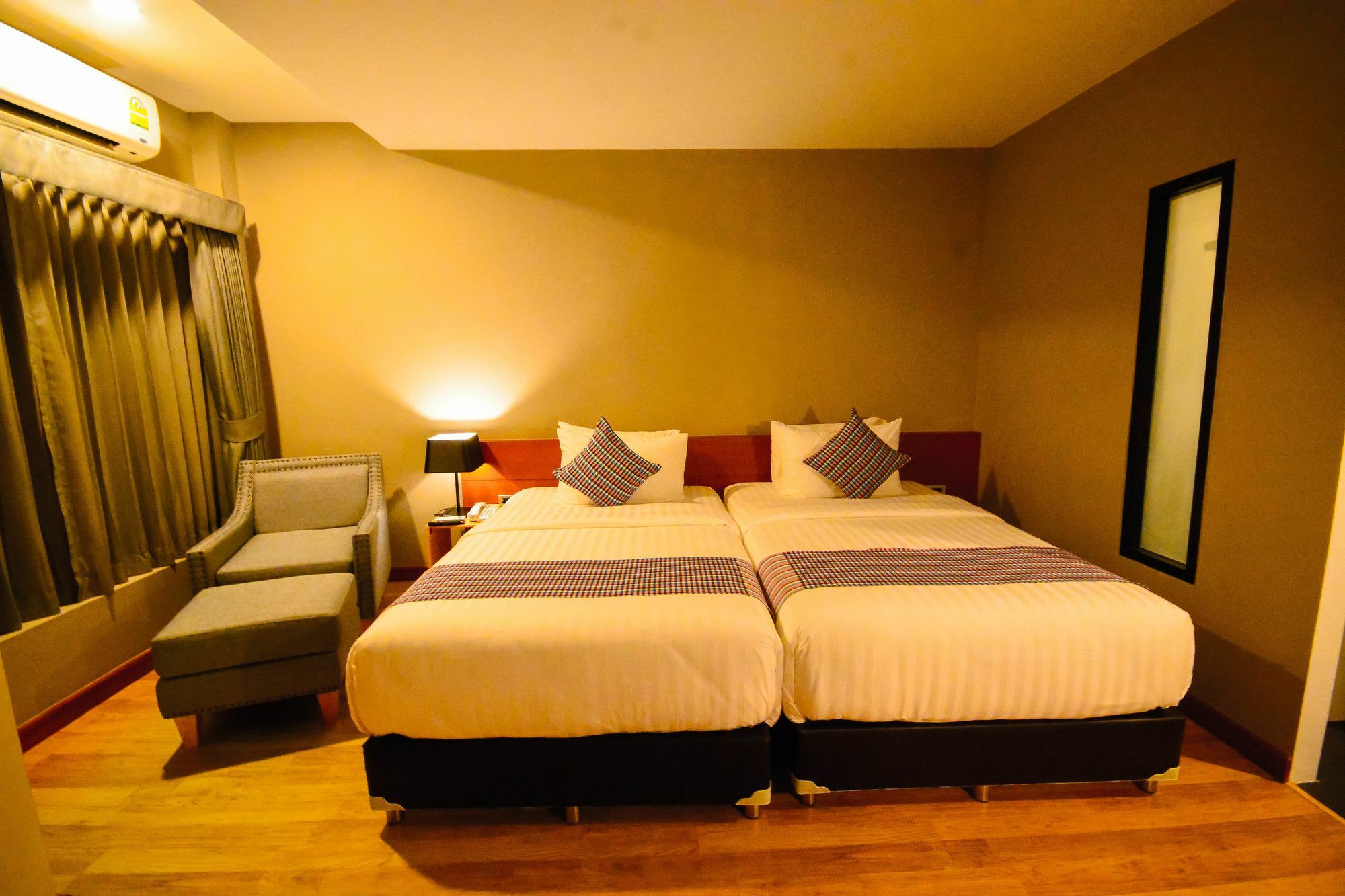 Comet Hotel Surat Thani Esterno foto