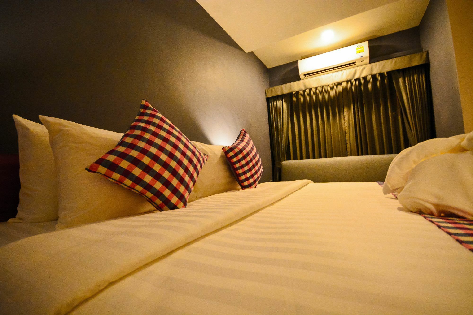 Comet Hotel Surat Thani Esterno foto