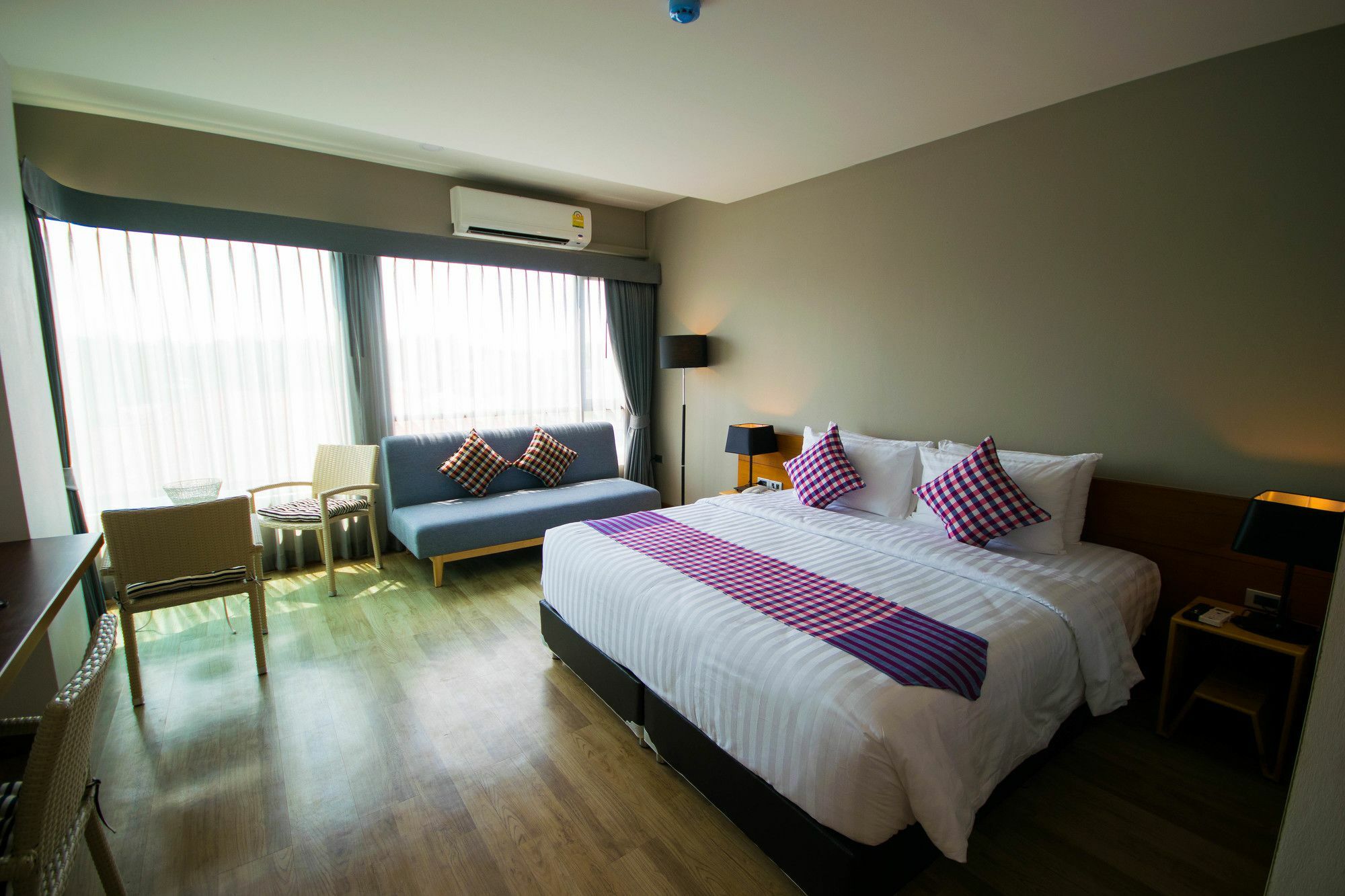 Comet Hotel Surat Thani Esterno foto