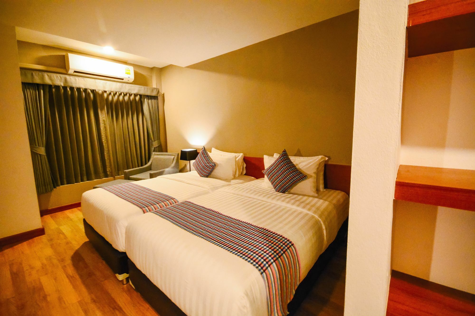 Comet Hotel Surat Thani Esterno foto