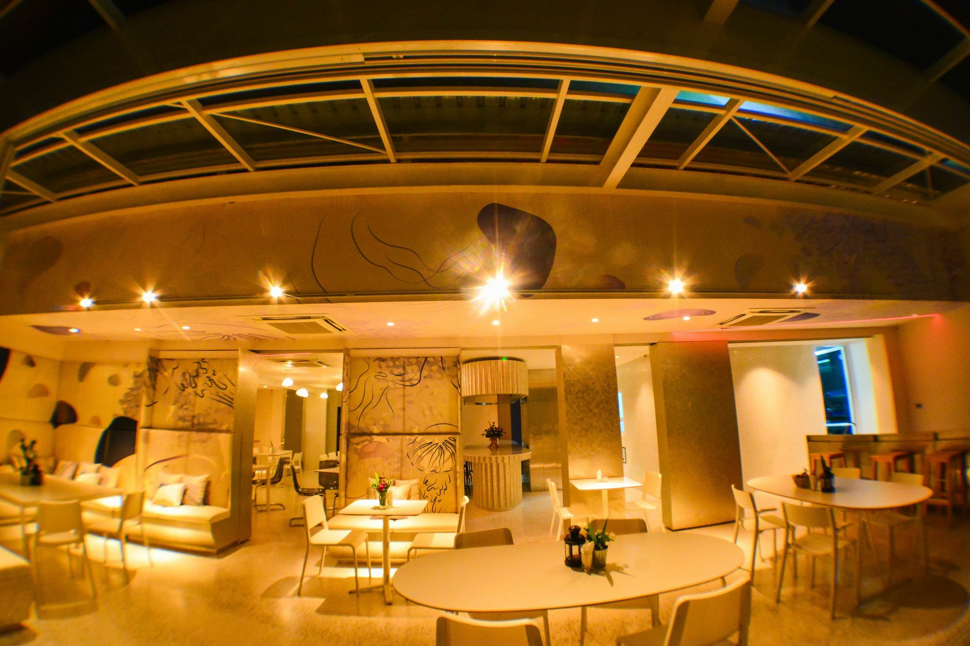 Comet Hotel Surat Thani Esterno foto