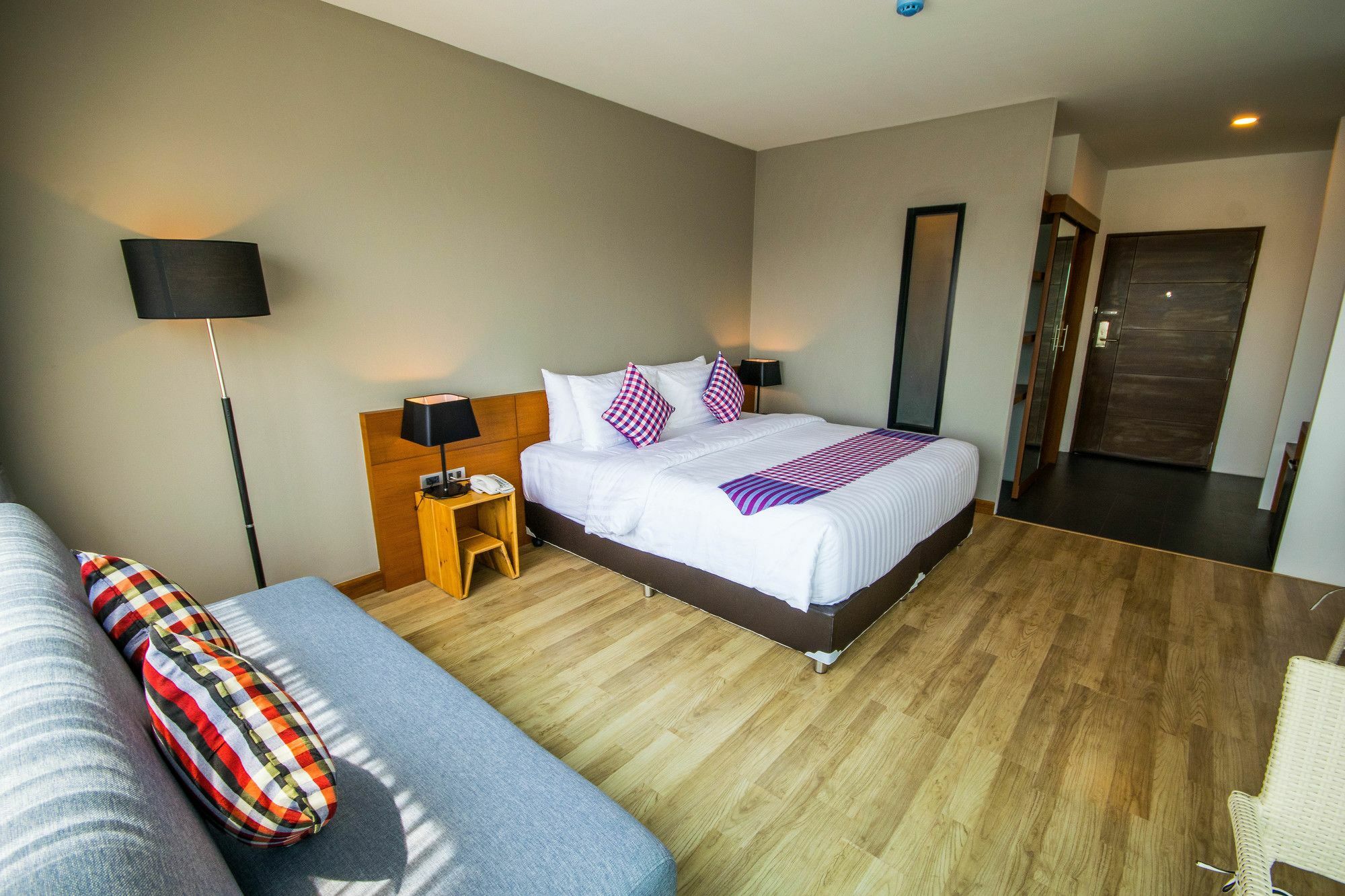 Comet Hotel Surat Thani Esterno foto