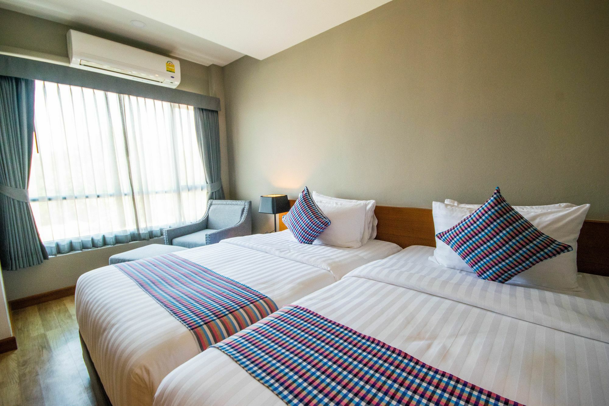 Comet Hotel Surat Thani Esterno foto