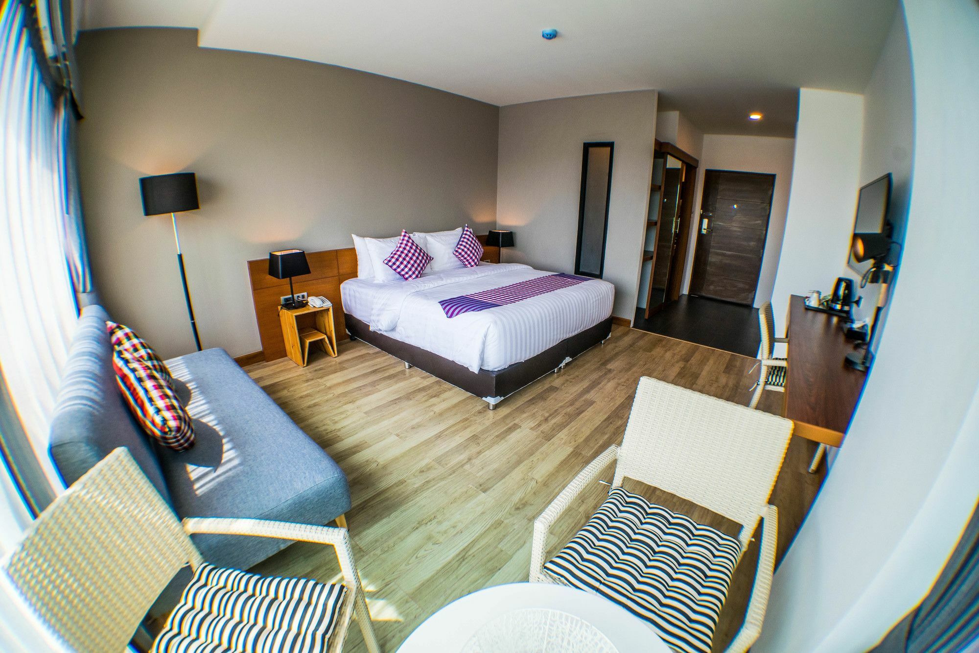 Comet Hotel Surat Thani Esterno foto