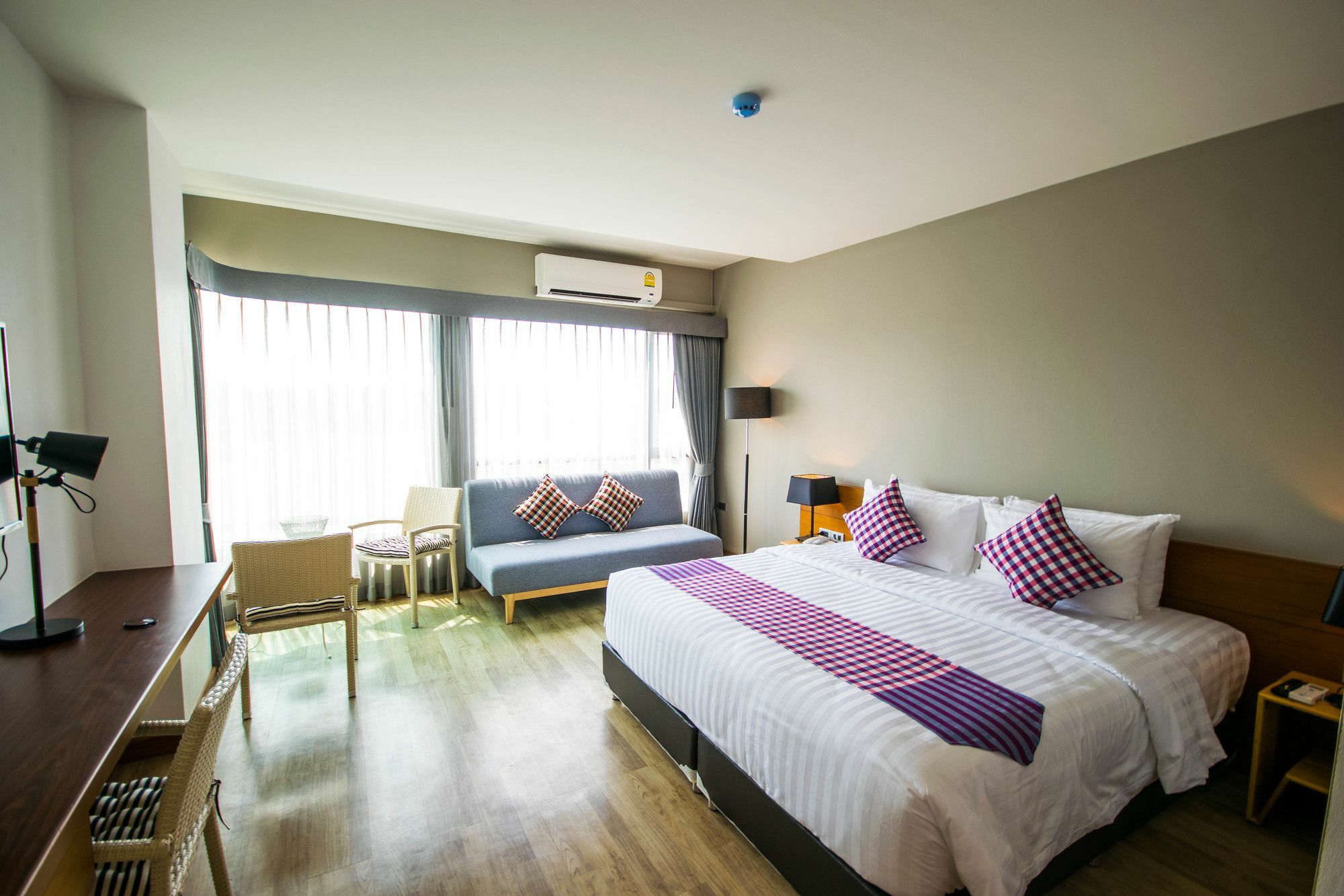 Comet Hotel Surat Thani Esterno foto