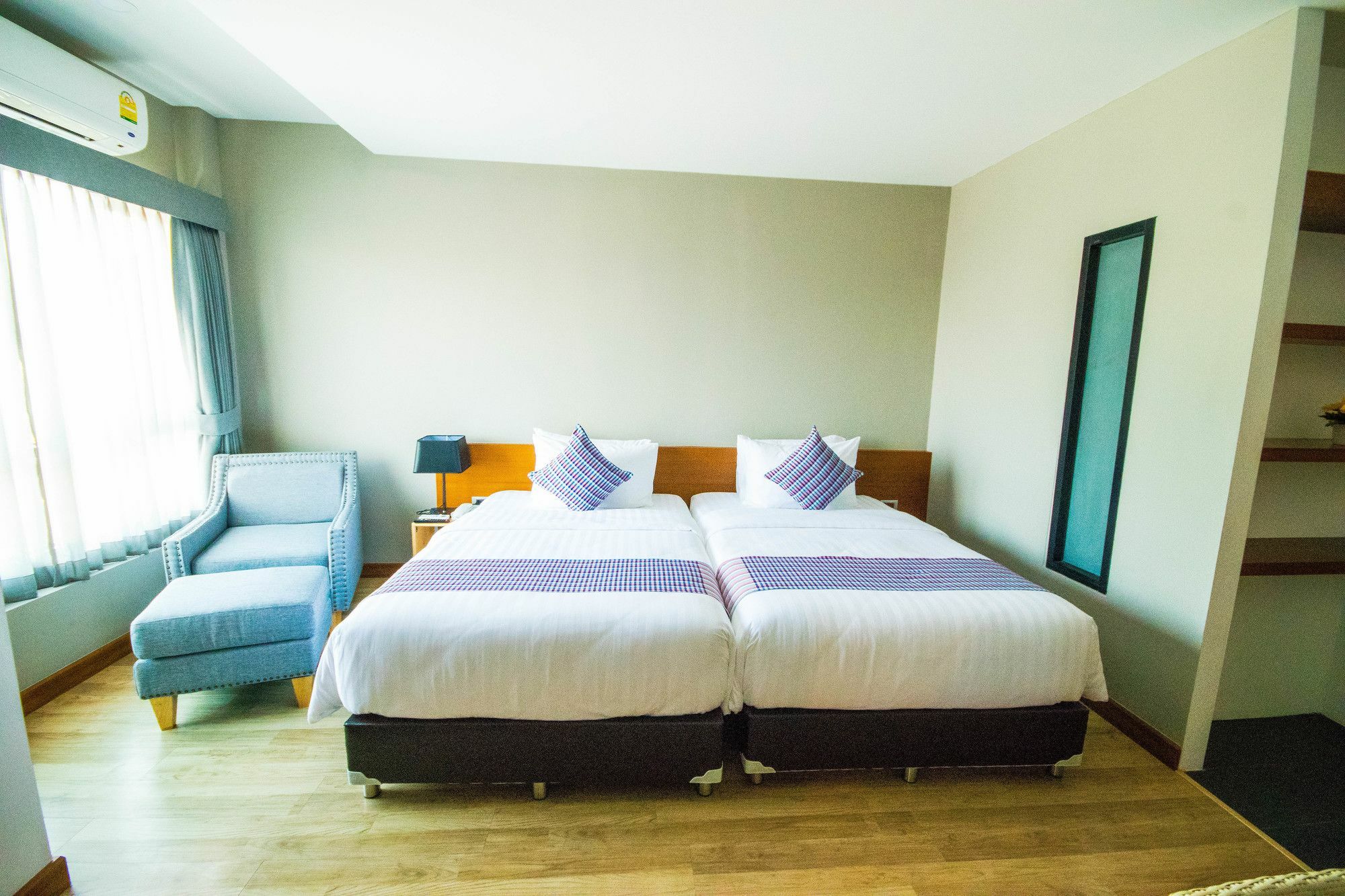 Comet Hotel Surat Thani Esterno foto