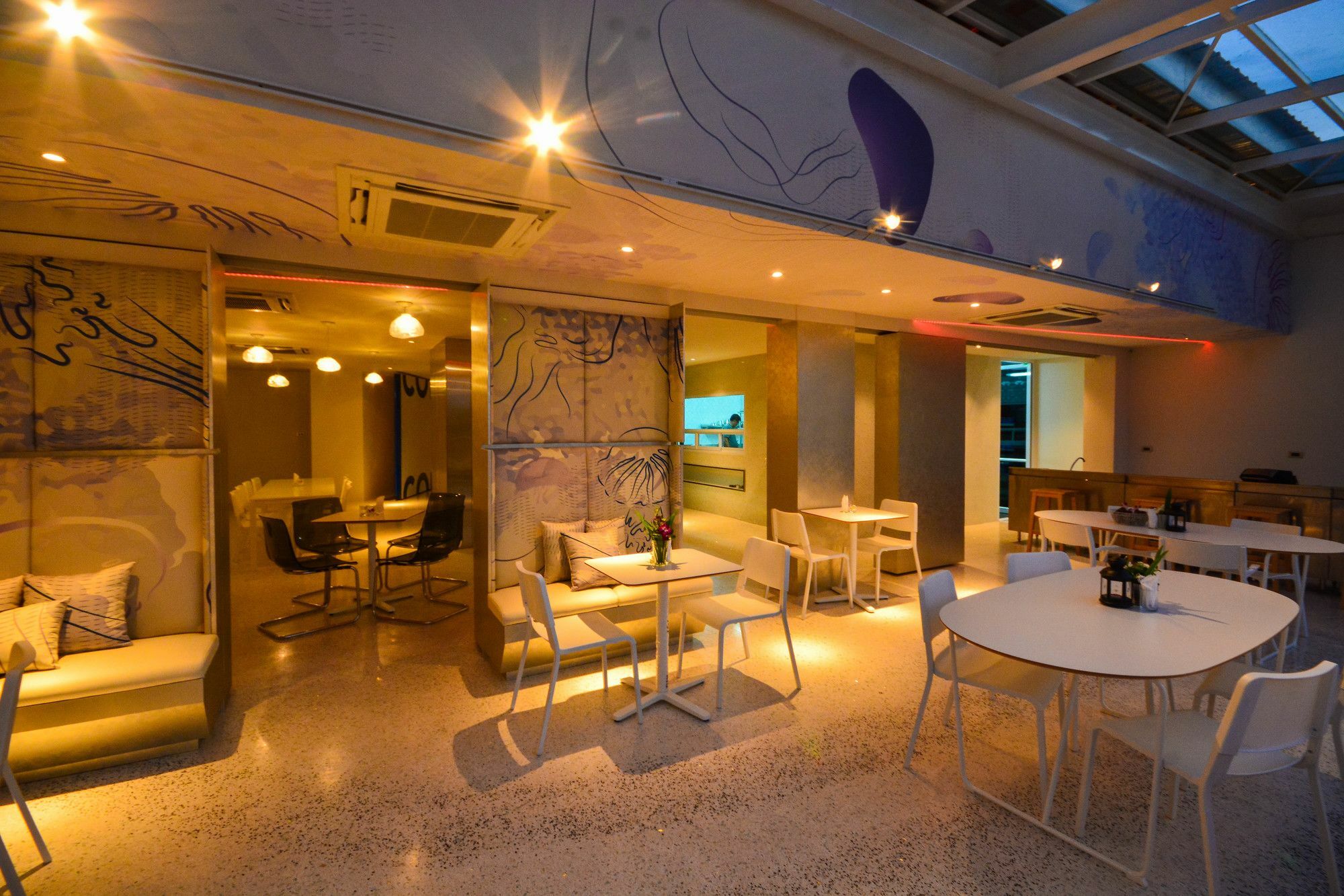 Comet Hotel Surat Thani Esterno foto