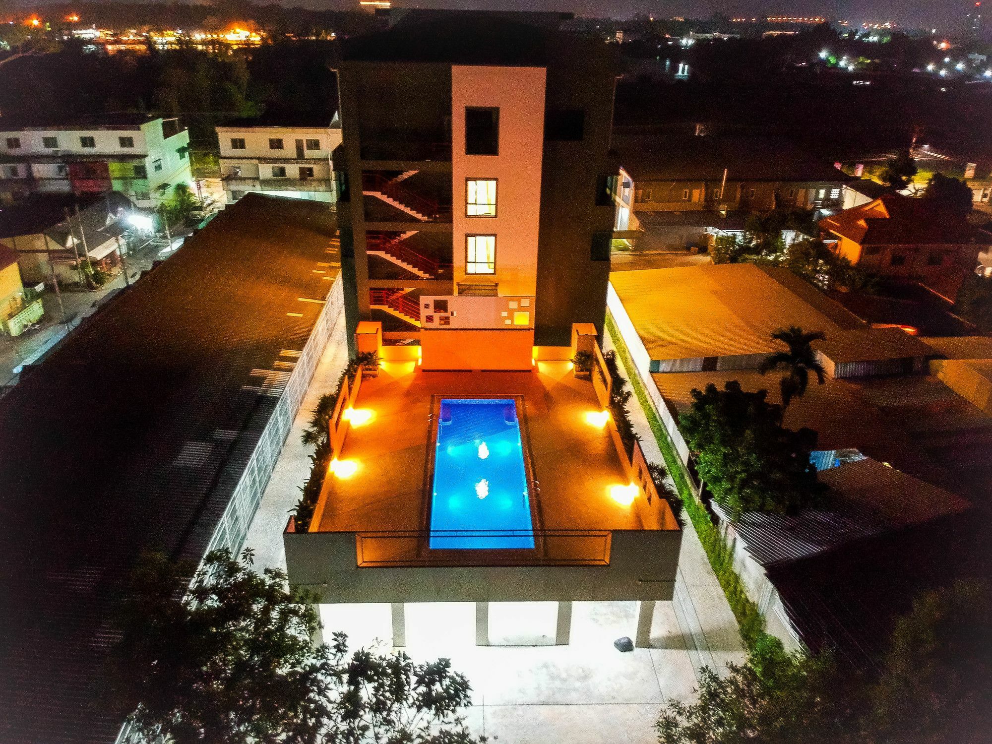 Comet Hotel Surat Thani Esterno foto